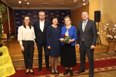 Su profesine švente pasveikinti Joniškio rajono pedagogai