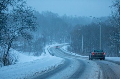Šaltis sunkina padėtį šalies keliuose: vairuotojų prašoma atsargumo