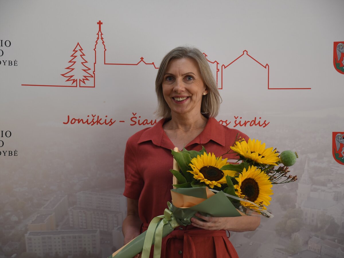 joni-kio-rajono-garb-s-ambasadoriaus-enklas-teiktas-edita-mielienei
